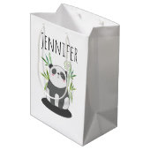 Niedliches Schwarz-Weiß-Panda in Bamboo Mittlere Geschenktüte (Rückseite Schrägansicht)