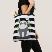 Niedliches Schwarz-Weiß-Panda in Bamboo Tasche (Von Nahem)