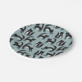 Niedliches Schwarz-Weiß-Tuxedo-Katzenmuster Pappteller (Schrägansicht)