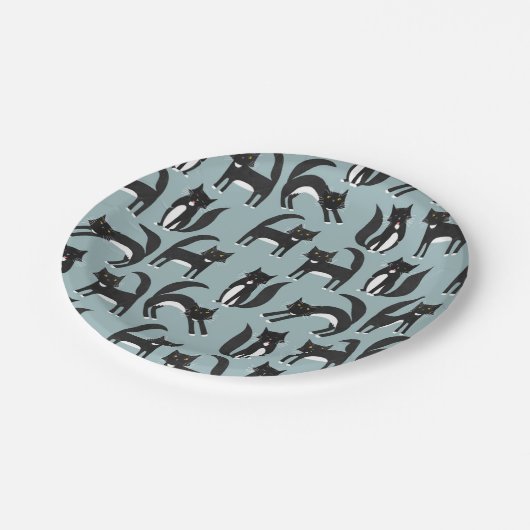 Niedliches Schwarz-Weiß-Tuxedo-Katzenmuster Pappteller (Schrägansicht)