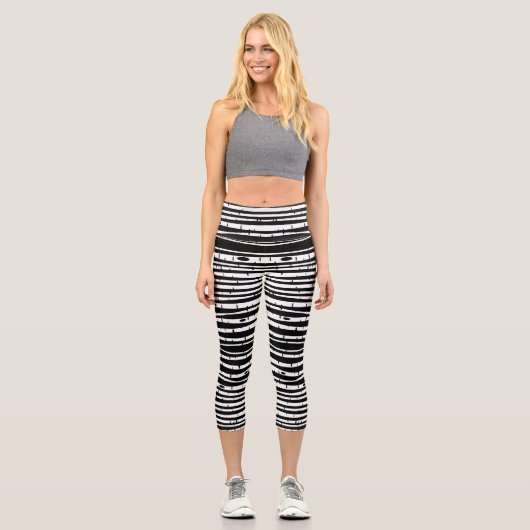 Niedliches Schwarz-weißes Baummuster Capri Leggings (Vorderseite)