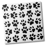 Niedliches Schwarz-weißes Pet-Muster Fliese<br><div class="desc">Der niedliche und moderne kleine Druck mit Tierpfoten in Schwarz und Weiß, aber man kann die Hintergrundfarbe auswechseln! Perfekt für einen niedlichen Druck. Ideal für Liebhaber von Haustieren und Eltern von Haustieren oder für Tierärzte oder Groomer. Viele Möglichkeiten! Ob Sie gewollt haben, diese Kachel als kleinen Untersetzer oder Trivet für...</div>