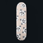 Niedliches Schwarz-weißes Pink-Aquarellmuster Skateboard<br><div class="desc">Dieses künstlerische und moderne Tiermuster ist ein niedliches Design, das Ihren persönlichen Stil ergänzt. Es zeigt ein handgemaltes und von Hand gezeichnet, schwarz-weißes Wasserfarbenpanda-Kopfmuster auf einem schlichten rosa Hintergrund. Es ist hübsch, trendig und stilvoll! ***WICHTIGE HINWEIS FÜR DESIGN: Für individuelle Anfragen bezüglich Änderungen von Design-Aspekten, einschließlich Farbtausch oder passende Produkte,...</div>