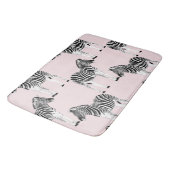 Niedliches Schwarz-weißes Zebra-Pink-Design Badematte (Schrägansicht)