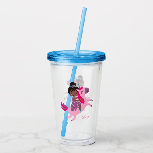 Niedliches Schwarzes Haar Reiten auf einem Einhorn Acryltrinkbecher (Rückseite)