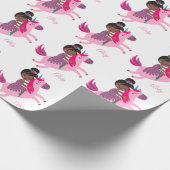 Niedliches Schwarzes Haar Reiten auf einem Einhorn Geschenkpapier (Ecke)