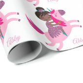 Niedliches Schwarzes Haar Reiten auf einem Einhorn Geschenkpapier (Rolleneckpunkt)
