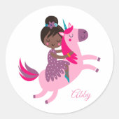 Niedliches Schwarzes Haar Reiten auf einem Einhorn Runder Aufkleber (Vorderseite)