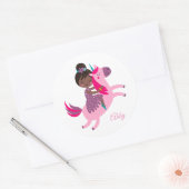 Niedliches Schwarzes Haar Reiten auf einem Einhorn Runder Aufkleber (Umschlag)