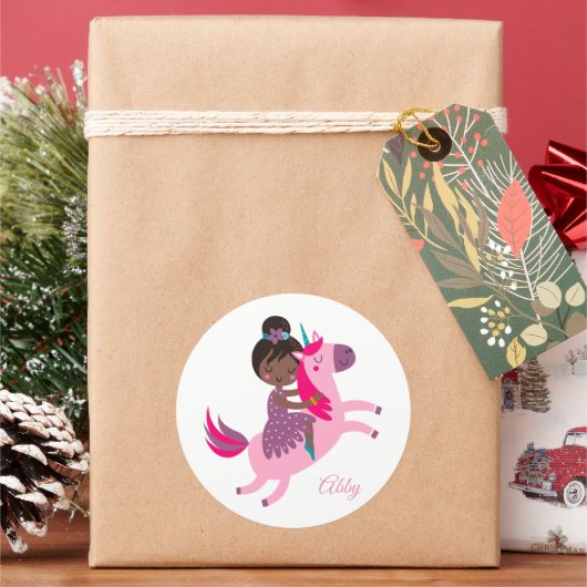 Niedliches Schwarzes Haar Reiten auf einem Einhorn Runder Aufkleber (Feiertag)