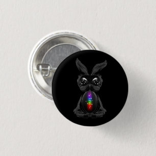 Niedliches Schwarzes Kaninchen mit Chakra-Rainbow- Button