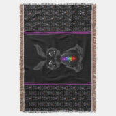 Niedliches Schwarzes Kaninchen mit Chakra-Rainbow- Decke (Vorderseite Vertikal)