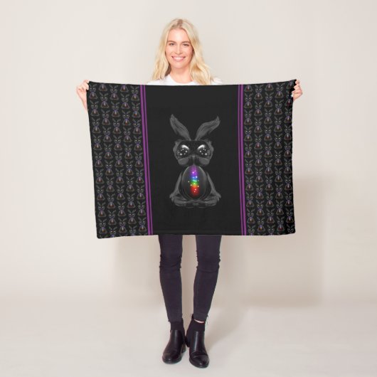 Niedliches Schwarzes Kaninchen mit Chakra-Rainbow- Fleecedecke (Beispiel)