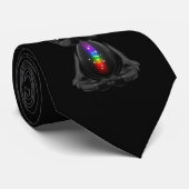Niedliches Schwarzes Kaninchen mit Chakra-Rainbow- Krawatte (Gerollt)