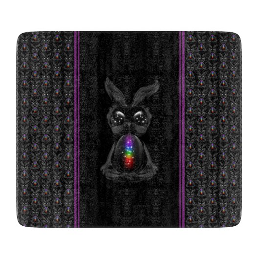 Niedliches Schwarzes Kaninchen mit Chakra-Rainbow- Schneidebrett (Vorderseite)