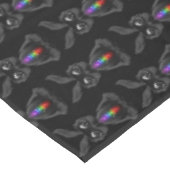 Niedliches Schwarzes Kaninchen mit Chakra-Rainbow- Tischdecke (Schrägansicht)