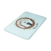 Niedliches Schwarzes Kätzchen beim Stern Badematte (Schrägansicht)