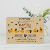 Niedliches schwarzes Kätzchen zwischen Geburtstag Einladung (Stehend Vorderseite)