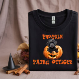 Niedliches schwarzes Labradoodrom zwischen orange- T-Shirt