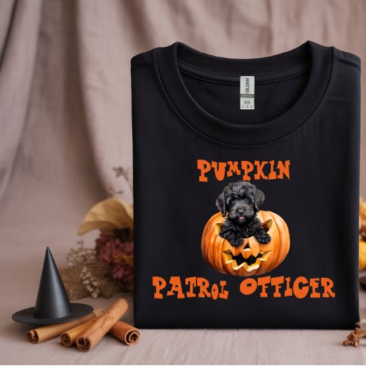 Niedliches schwarzes Labradoodrom zwischen orange- T-Shirt