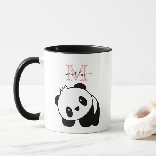 Niedliches Schwarzes Panda Modernes Rosa Monogramm Tasse (Mit Donut)