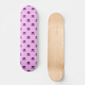 Niedliches schwarzes Schädelmuster auf rosa Hinter Skateboard (Vorderseite)