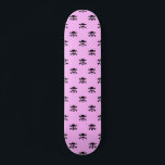 Niedliches schwarzes Schädelmuster auf rosa Hinter Skateboard<br><div class="desc">Super niedliche schwarze Schädel bilden ein Muster auf einem rosa Hintergrund.</div>