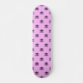Niedliches schwarzes Schädelmuster auf rosa Hinter Skateboard (Vorne)