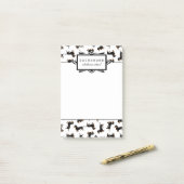 Niedliches Schwarzes und Post-it Klebezettel (Auf Schreibtisch)