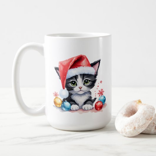 Niedliches Schwarzes und Weiß Kitten in der Weihna Kaffeetasse (Mit Donut)