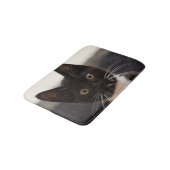 Niedliches Schwarzweiss-Tuxedo-Kätzchen Badematte (Schrägansicht)