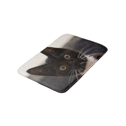 Niedliches Schwarzweiss-Tuxedo-Kätzchen Badematte (Schrägansicht)