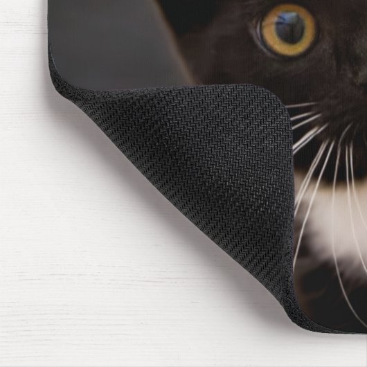 Niedliches Schwarzweiss-Tuxedo-Kätzchen Mousepad (Ecke)