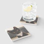 Niedliches Schwarzweiss-Tuxedo-Kätzchen Steinuntersetzer (Seitenansicht)