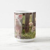 Niedliches Schwein im Blumengarten Kaffeetasse (Mittel)