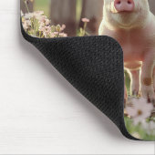 Niedliches Schwein im Blumengarten Mousepad (Ecke)