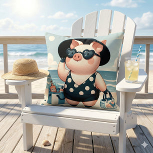 Niedliches Schwein im Punkte-Badeanzug am Strand Kissen