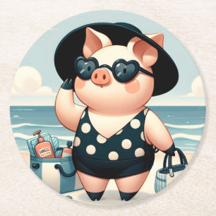 Niedliches Schwein im Punkte-Badeanzug am Strand Runder Pappuntersetzer