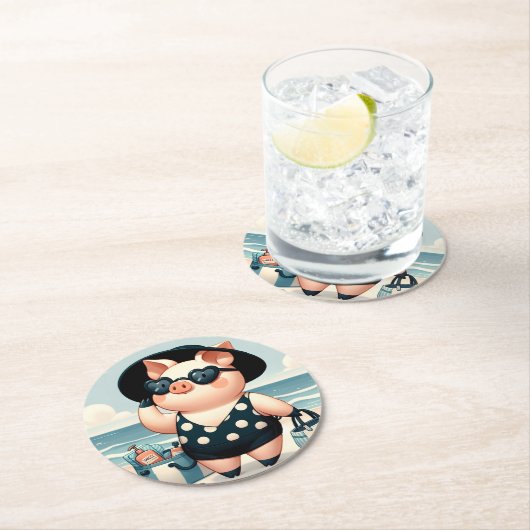 Niedliches Schwein in Polka Dot Swimsuit am Strand Runder Pappuntersetzer (Vor Ort)
