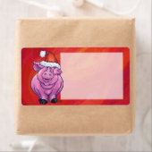 Niedliches Schwein in Weihnachtsmannmütze auf Rot (Insitu)