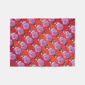 Niedliches Schwein in Weihnachtsmannmütze auf Rot Fleecedecke (Vorderseite (Horizontal))