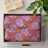 Niedliches Schwein in Weihnachtsmannmütze auf Rot Seidenpapier (Geschenk)