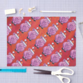 Niedliches Schwein in Weihnachtsmannmütze auf Rot Seidenpapier (Handwerk)