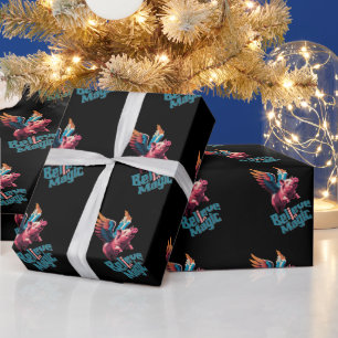 Niedliches Schwein mit farbigen Flügeln   Glaube a Geschenkpapier