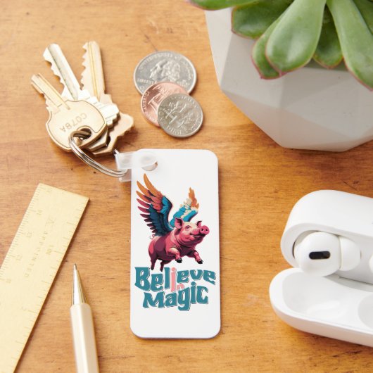 Niedliches Schwein mit farbigen Flügeln | Glaube a Schlüsselanhänger (Schreibtisch)