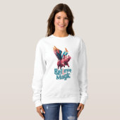 Niedliches Schwein mit farbigen Flügeln | Glaube a Sweatshirt (Vorne ganz)