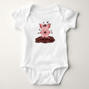 Niedliches Schwein spielt im Schlamm Baby Strampler