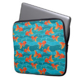 Niedliches Schwimmen Goldfish & Wassermuster Laptopschutzhülle (Vorderseite Links)