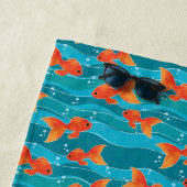 Niedliches Schwimmen Goldfish & Wassermuster Strandtuch (Beispiel)