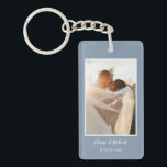 Niedliches Script Dusty Blue Wedding Anniversary F Schlüsselanhänger<br><div class="desc">Niedliches Skript Dusty Blue Wedding Foto Schlüsselkette mit Ihrem Bild und Text der Wahl,  um als Unkrautgewähr oder Hochzeitsgedächtnis an Familie oder Freunde zu geben.</div>